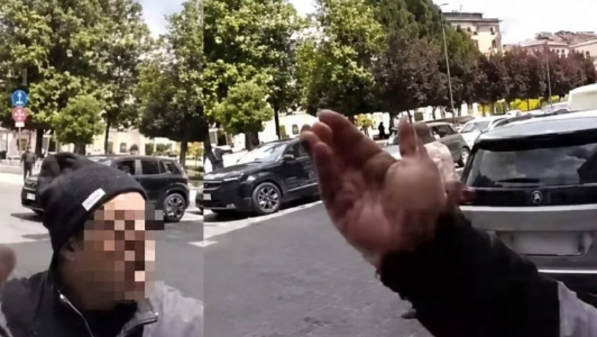 Il bus resta incastrato, automobilista prende a schiaffi l'autista - 