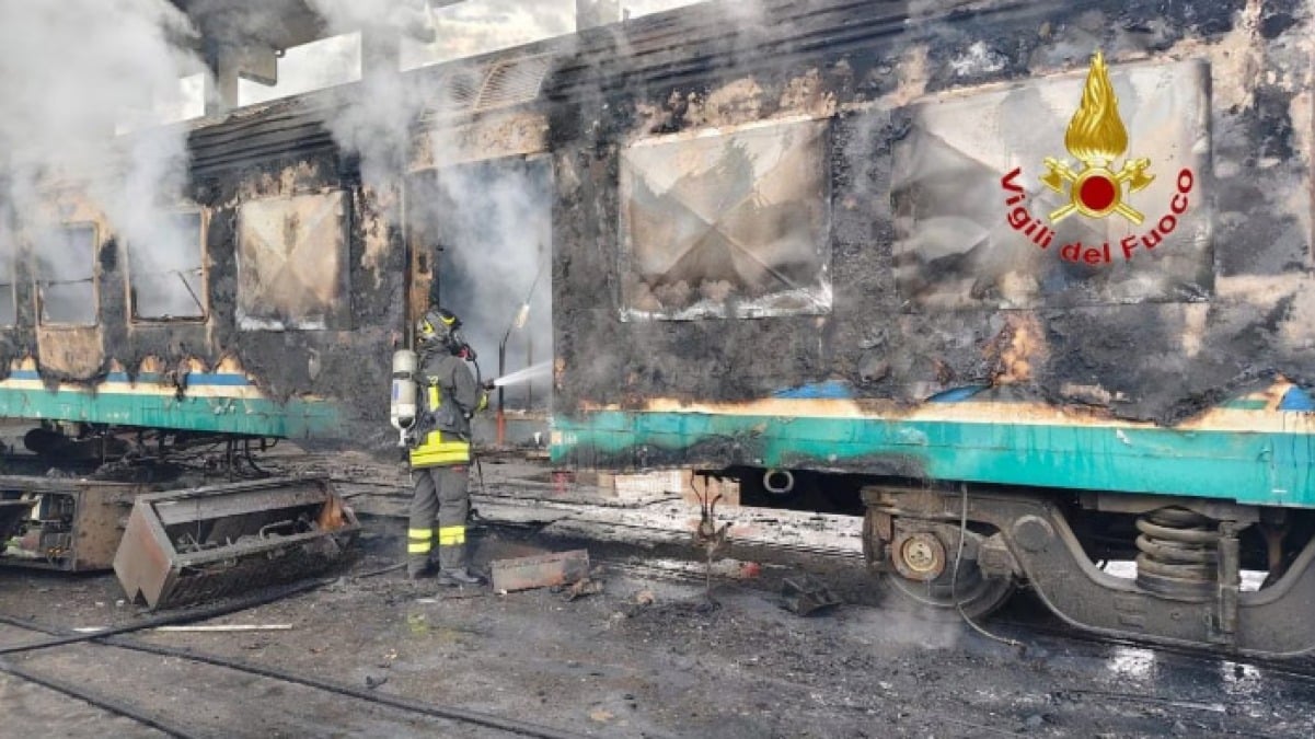 Vagone di un treno divorato dalle fiamme - 