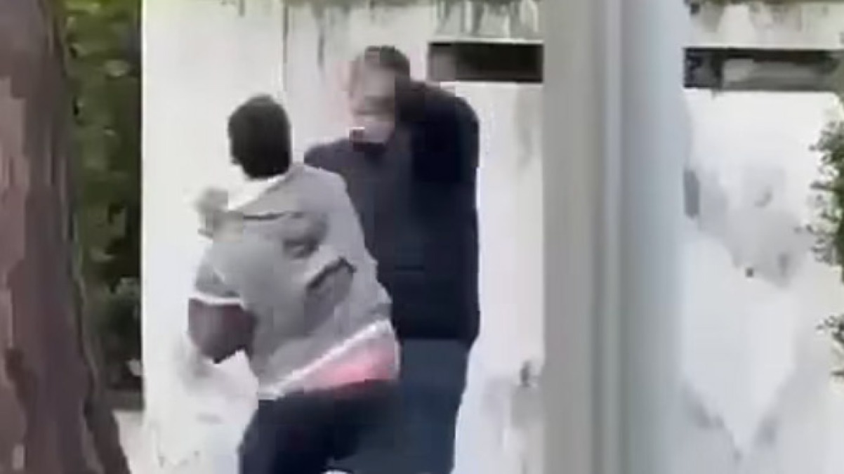 Disabile picchiato in strada nell'area vesuviana - 