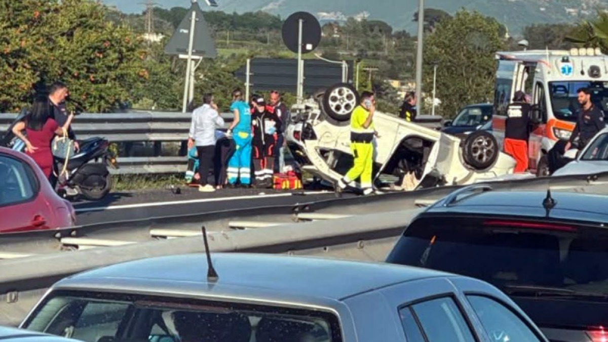 Dramma sull'A3, auto si ribalta nel traffico - 