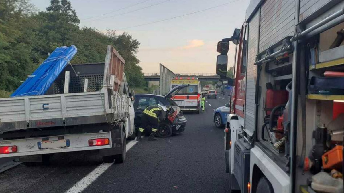 Incidente sull'A1 verso Napoli, è un groviglio di lamiere - 