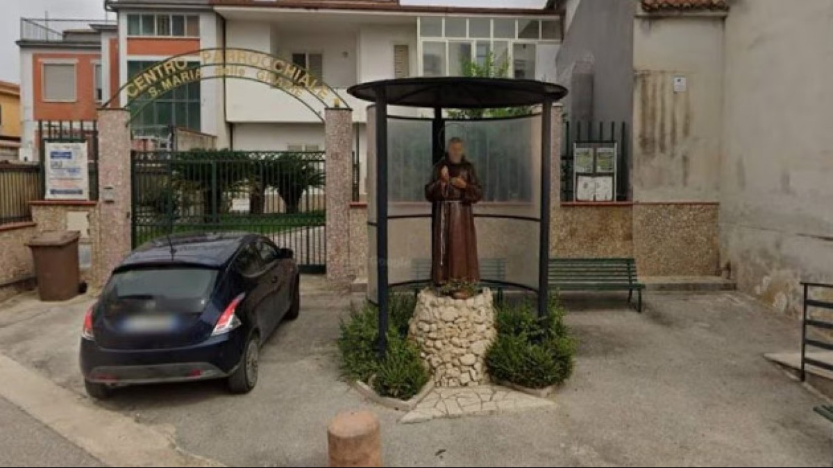 Statua di Padre Pio con una lacrima rossa, la Curia porta ad analizzarla - 