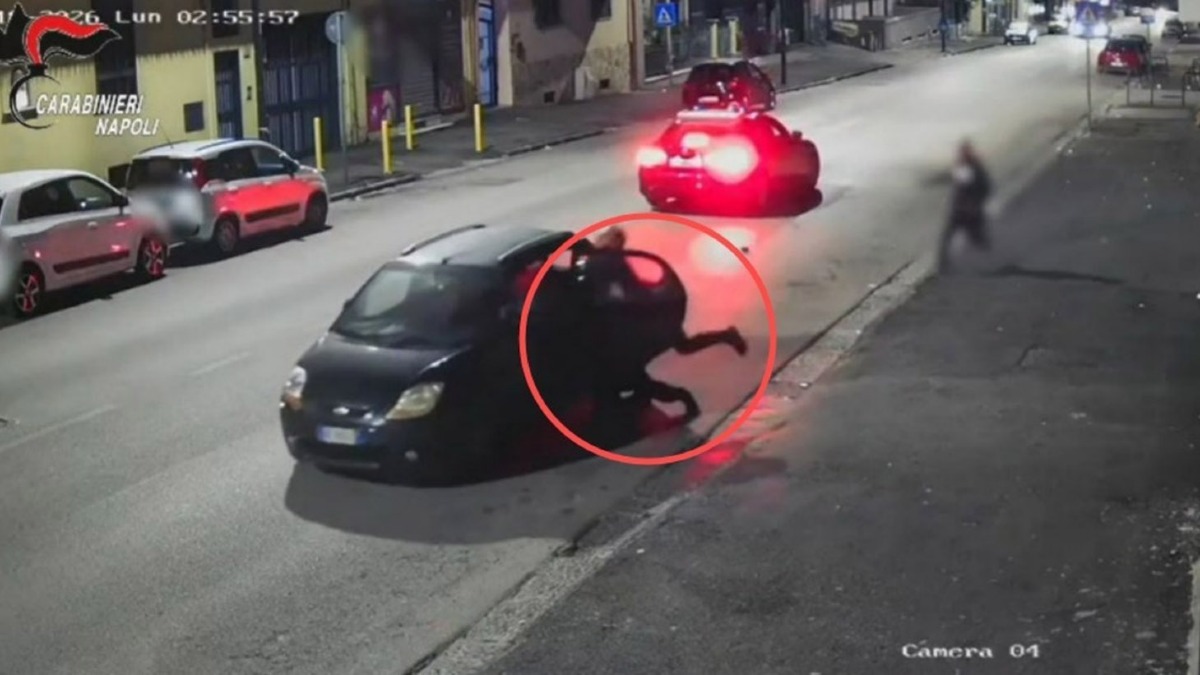 Assalito in piena notte e rapina con violenza - 