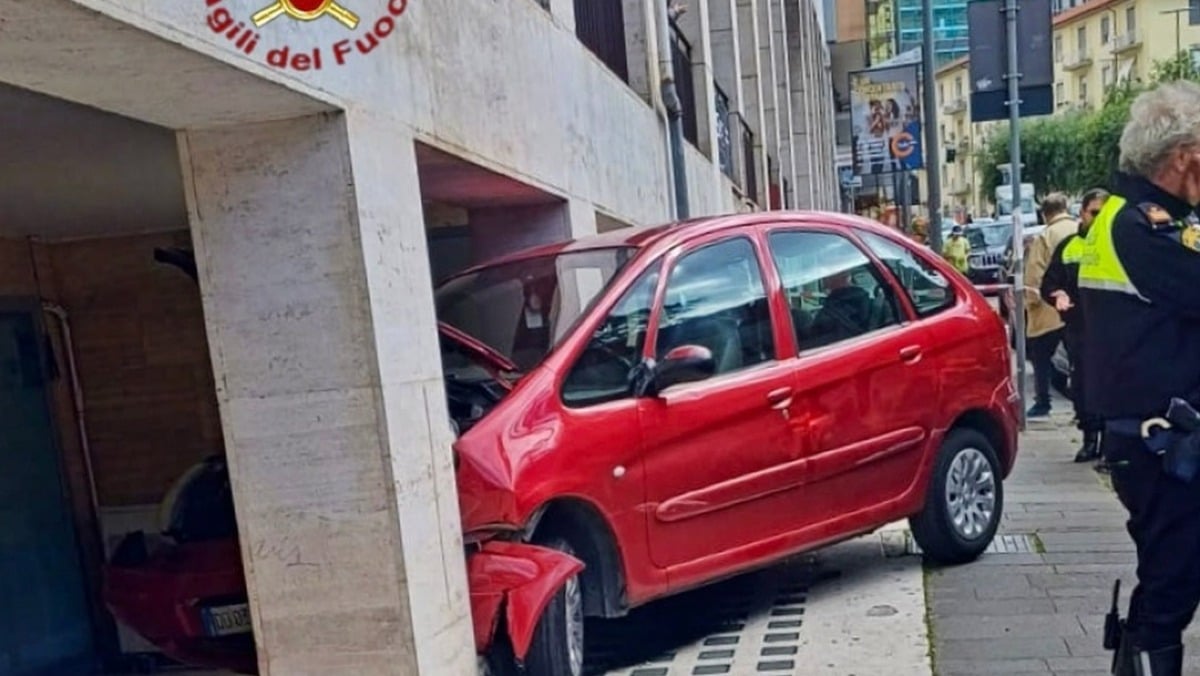 Auto va a sbattere contro i pilastri di un palazzo - 