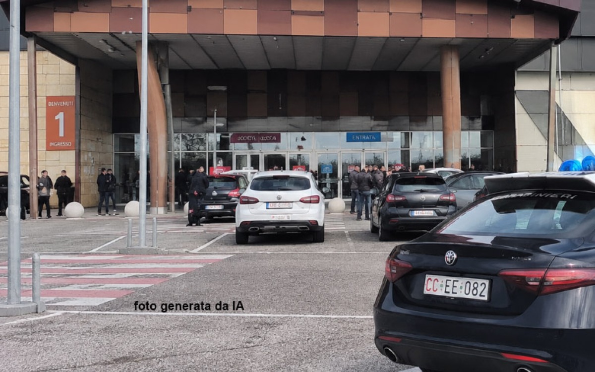 Commessa trovata senza vita al centro commerciale - 