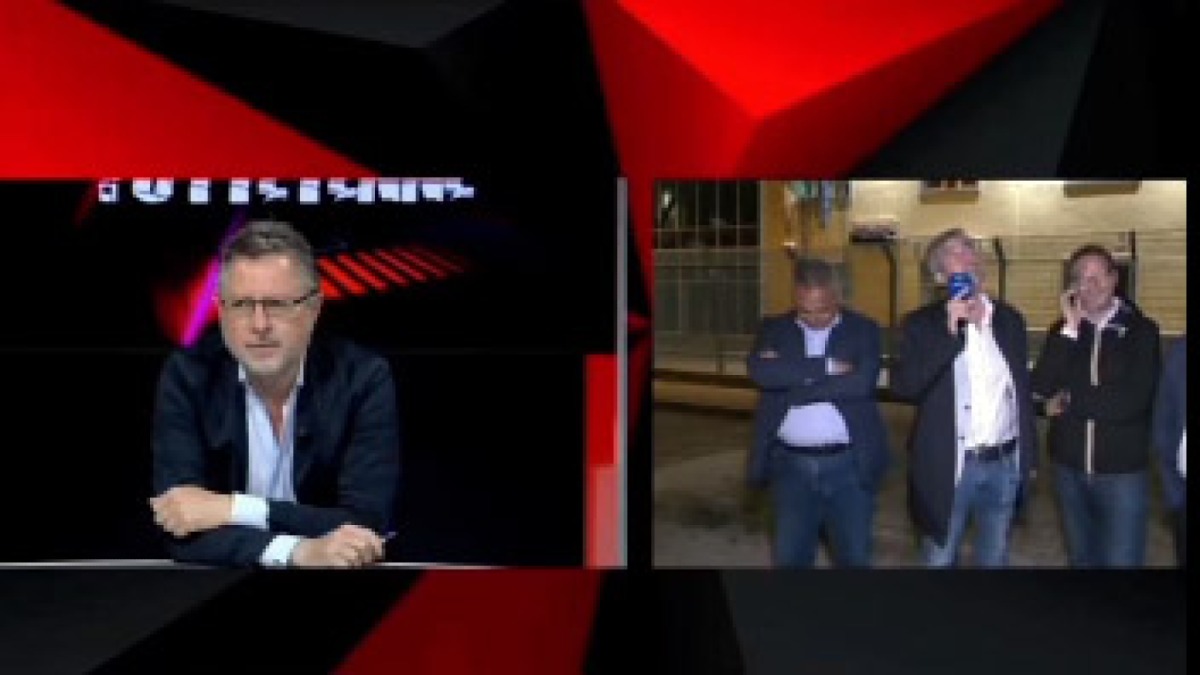 Borrelli è in diretta, qualcuno urla: "Viva i parcheggiatori abusivi" - 