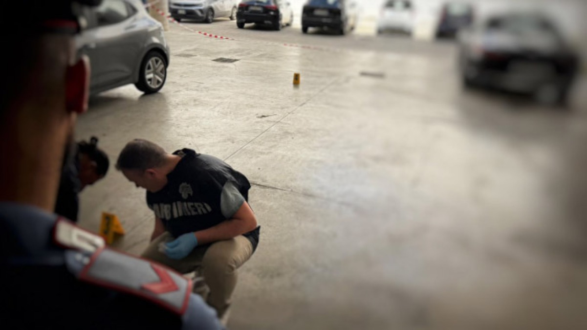 Spari contro le auto in un garage - 