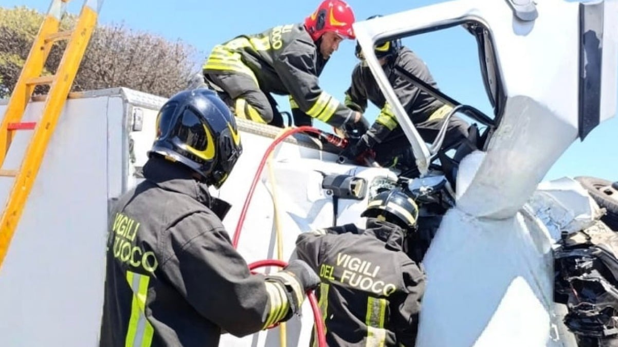 Incidente tra due furgoni e un camion: feriti tra le lamiere - 