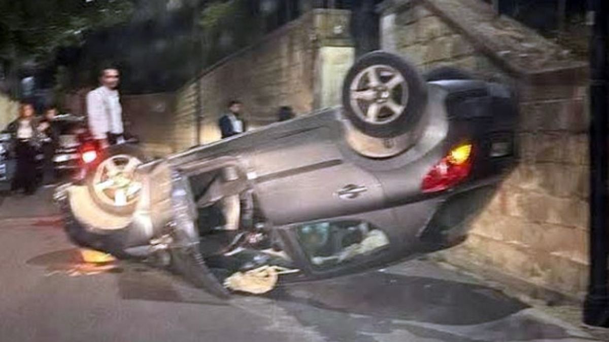 Auto si ribalta a Marechiaro in un incidente