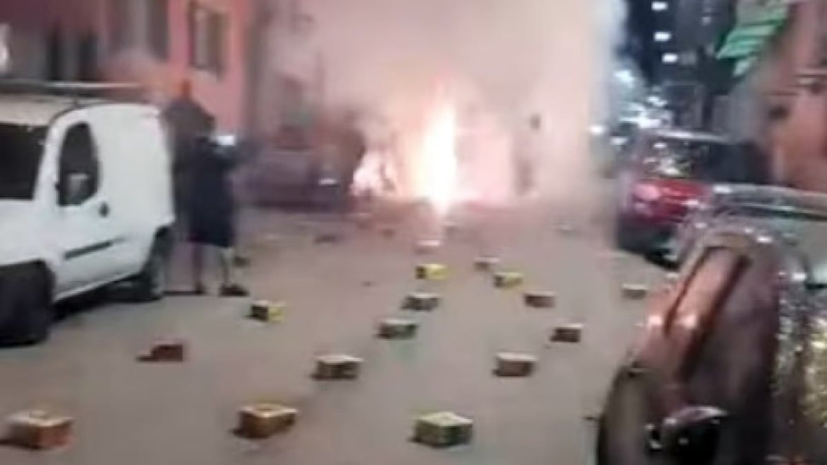 Bombe carta per festeggiare la comunione, strada bloccata e auto danneggiate - 