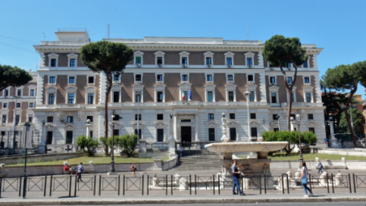 Funzionario del Viminale precipita nelle tromba delle scale e muore - 