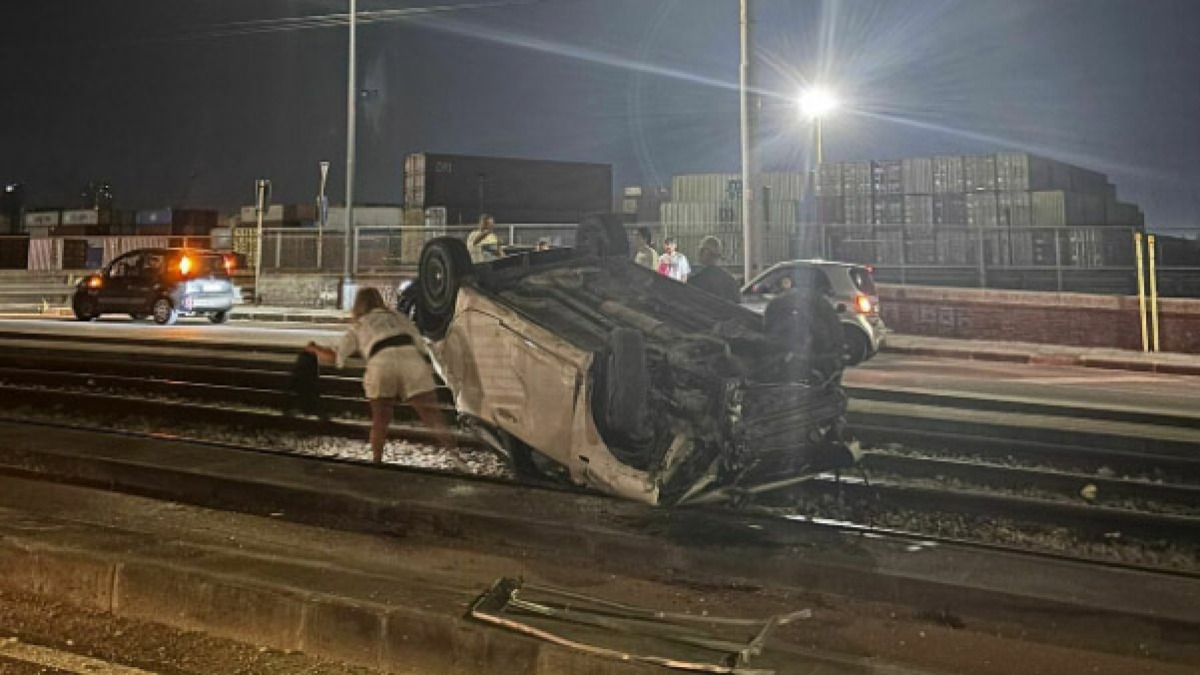Auto si ribalta sui binari del tram - 