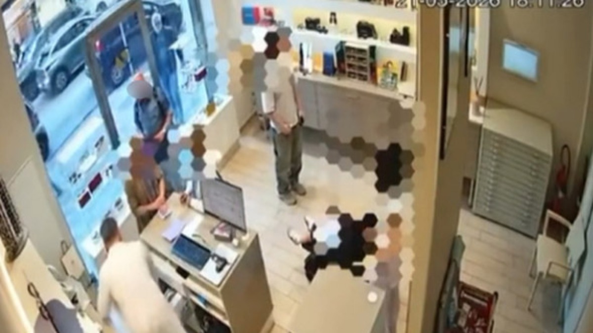 Entra nel negozio di ottica e ruba un paio di occhiali da 1000 euro - 