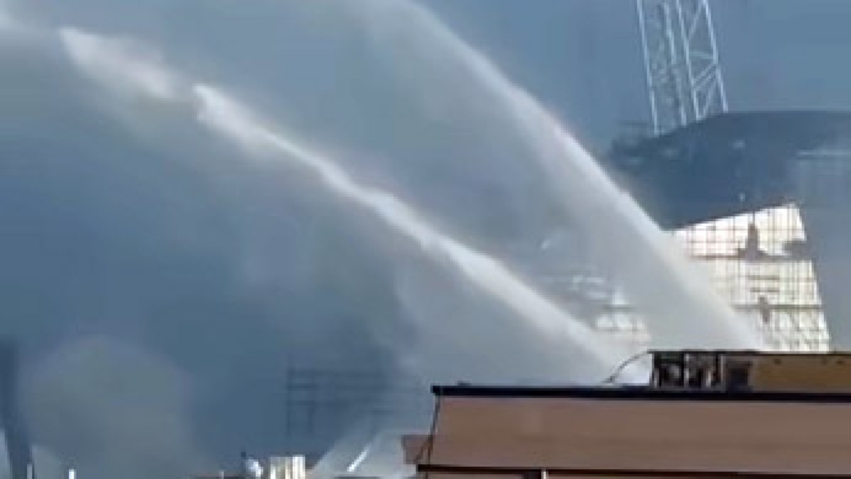 Fiamme su una nave nel Porto di Napoli, zona invasa dal fumo - 