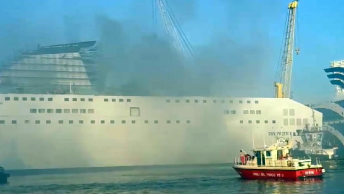Nave in fiamme nel Porto, rischio particelle irritanti - 