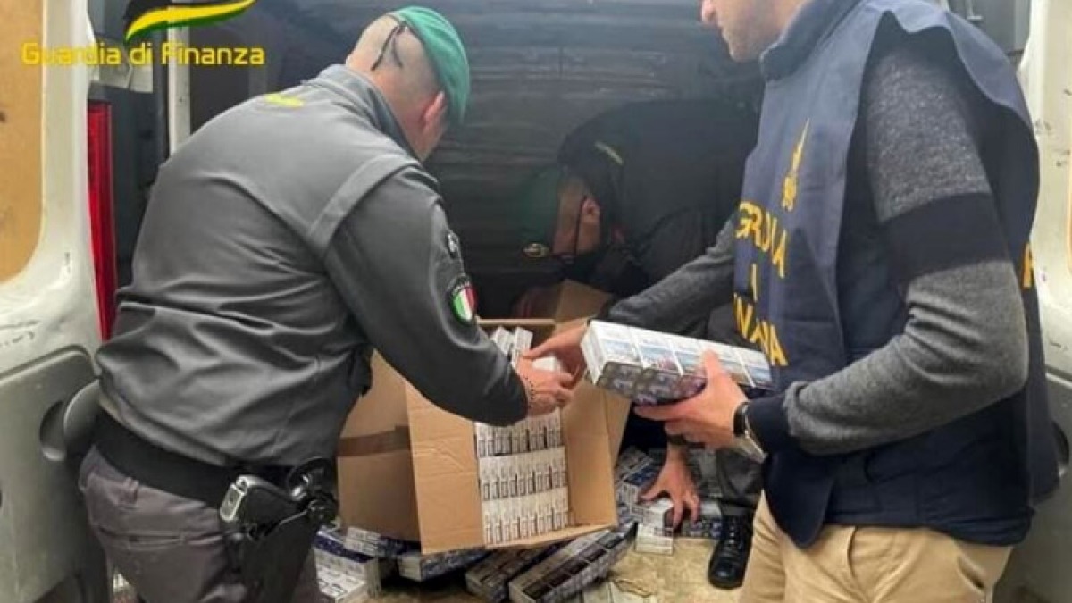 Contrabbandiere con un jammer nel furgone per bloccare i finanzieri