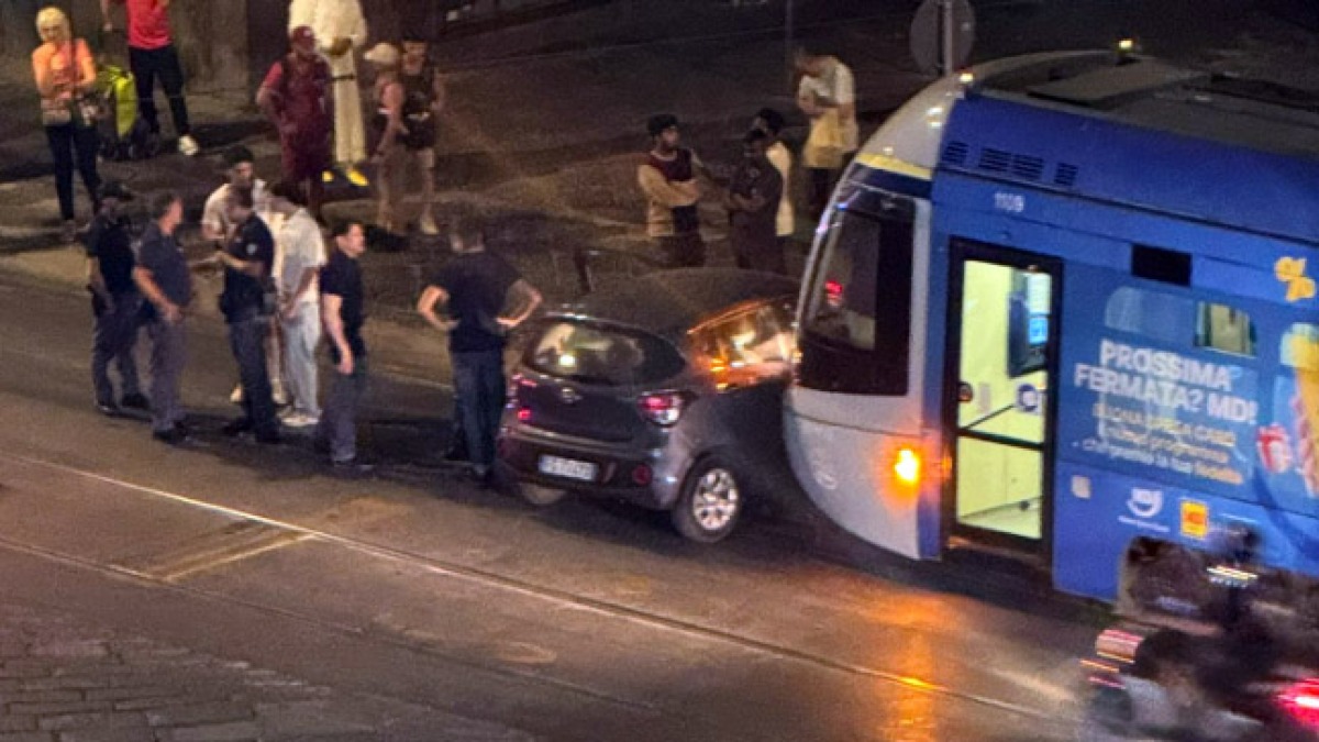 Auto si schianta contro un tram - 