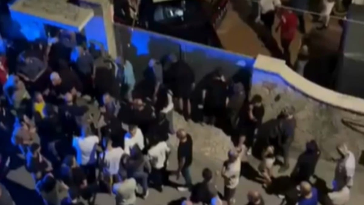 Ladri barricati nella casa per sfuggire al linciaggio della folla - 