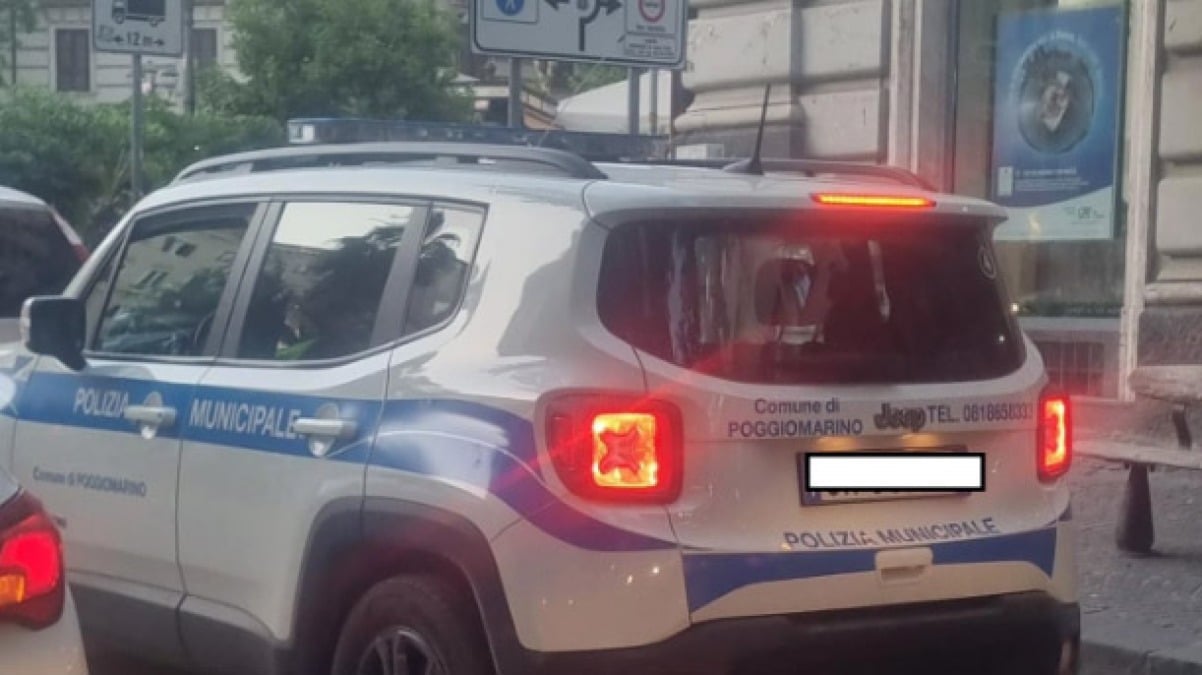 Borrelli denuncia: "Auto dei vigili di Poggiomarino avvistata continuamente al Vomero" - 
