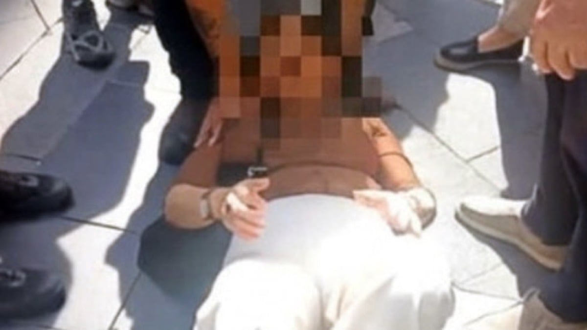 Auto si scontra con una fioriera che colpisce e ferisce una donna - 