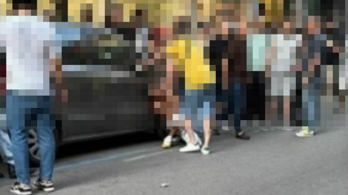 Va con un bastone contro i bambini, viene bloccato e preso a calci - 