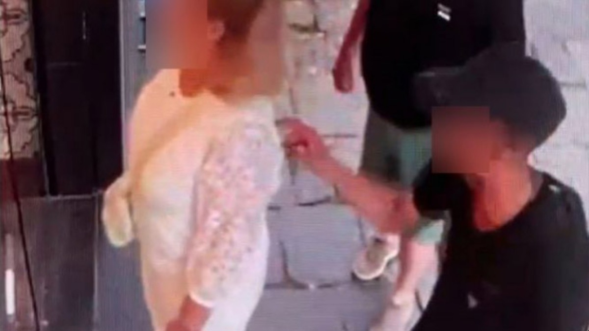 Scippa la collana d'oro ad una turista, ma si fa riprendere dalle telecamere - 