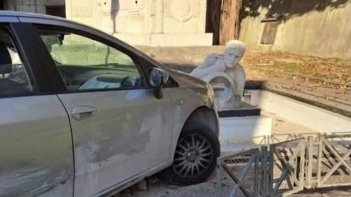 Finisce con l'auto contro il monumento dei caduti