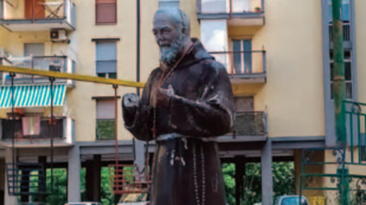 La statua di Padre Pio "piange": si grida al miracolo - 