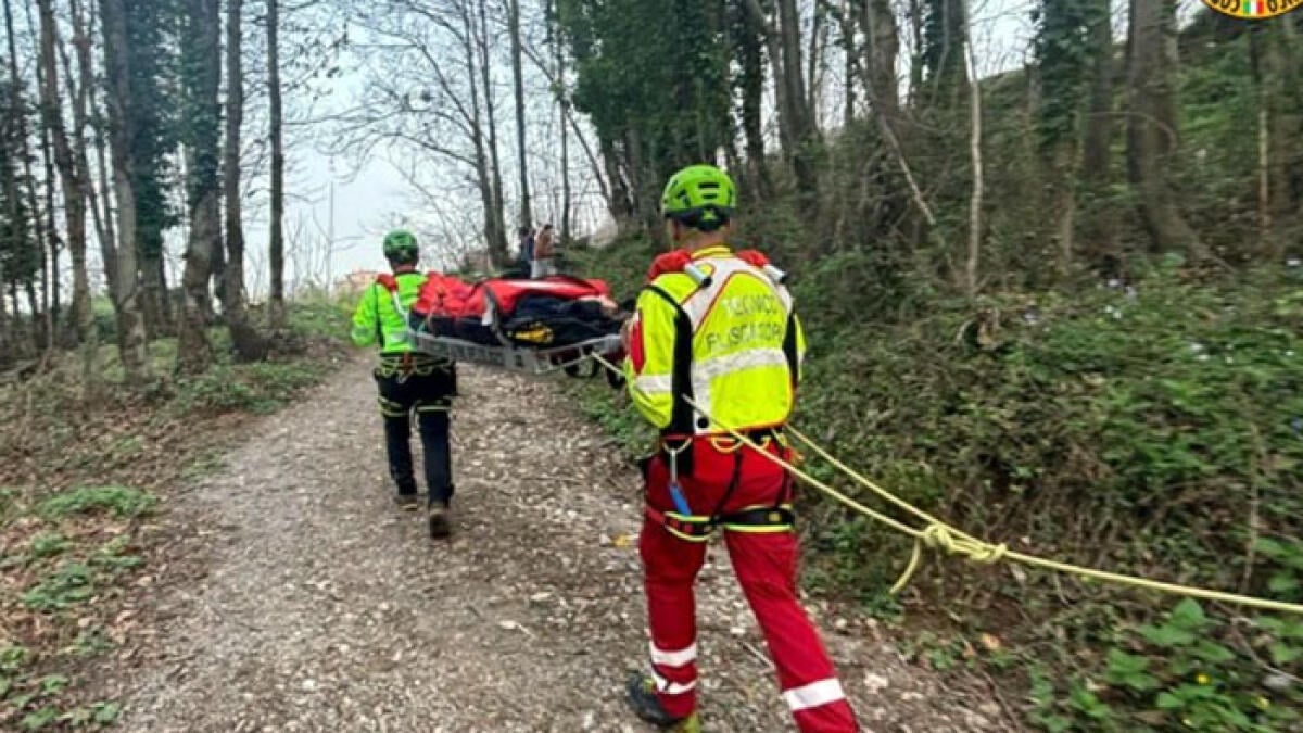 Donna precipita nel burrone e si frattura le gambe - 