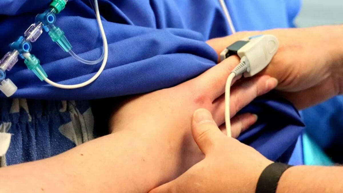 Bimbo di 5 anni scappa in strada e viene travolto da un furgone - 