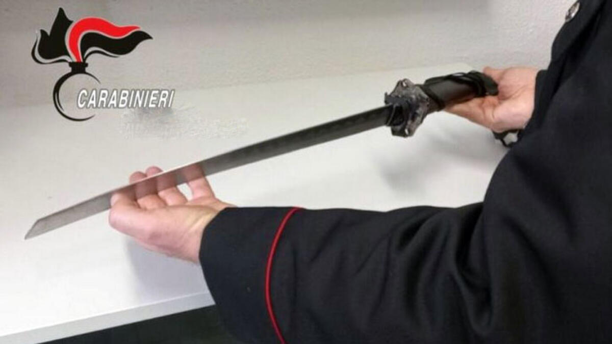 Passeggia con una katana: "L'ho trovata nell'immondizia" - 