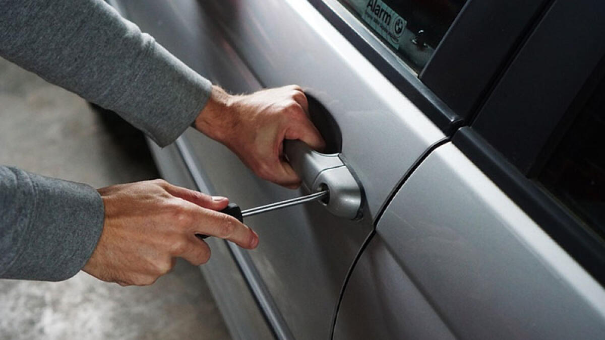 Rompe un cancello, entra e ruba l'auto - 