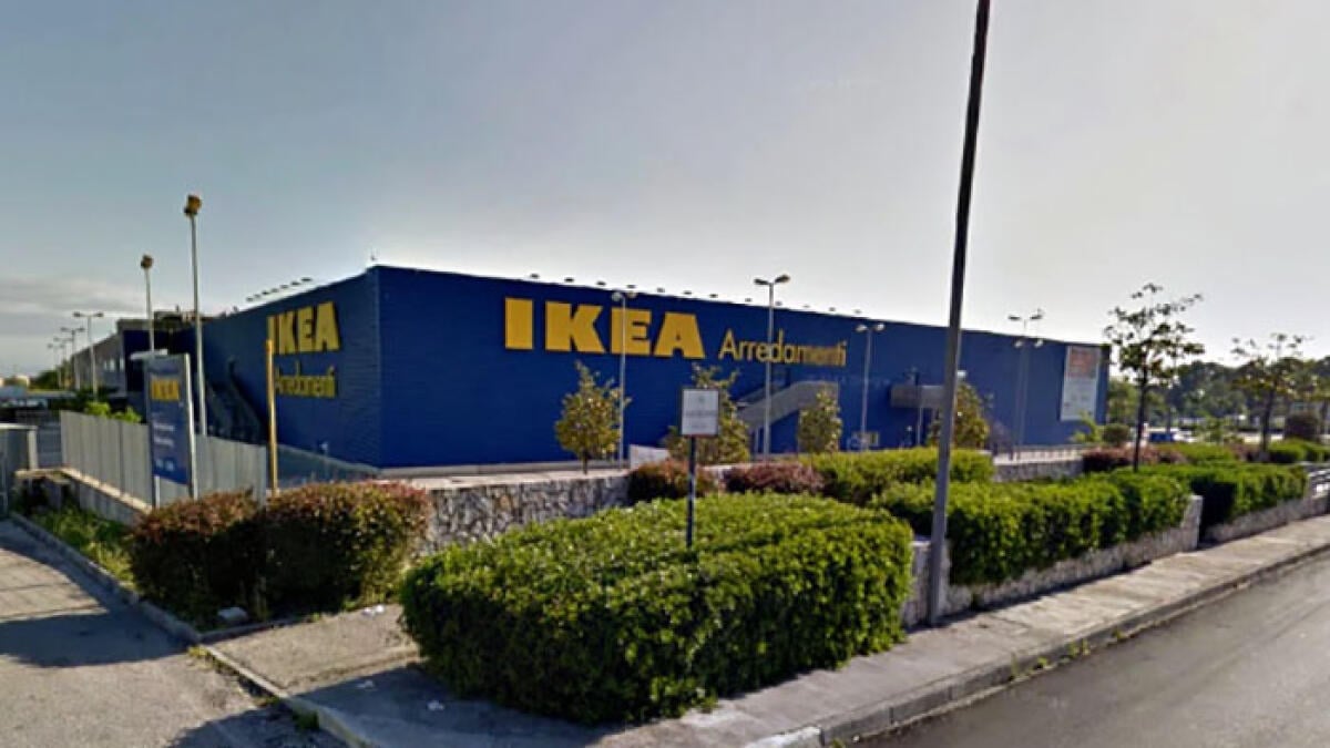 Sei uomini beccati nel parcheggio dell'Ikea a compiere atti osceni - 