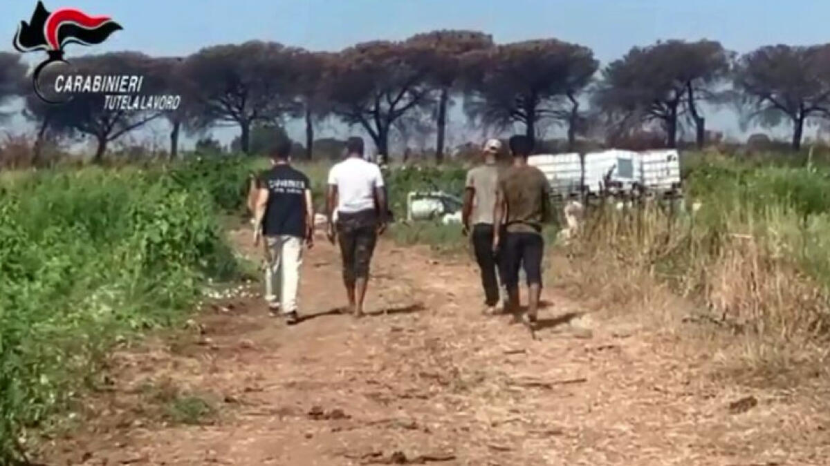 Oggetti e viaggi di lusso con i soldi dei fondi per i migranti - 
