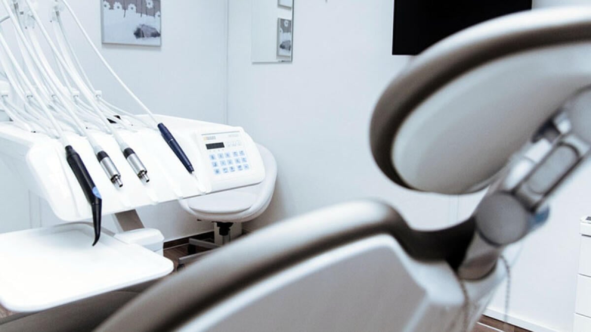 Chiude la clinica dentale, i clienti che hanno pagato restano senza gli impianti - 