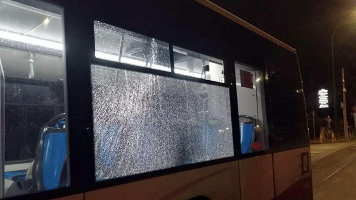 Sasso lanciato contro il bus pieno di passeggeri - 