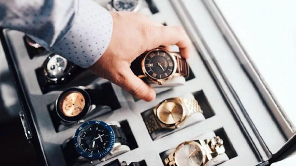 Scippa costoso orologio a turista cinese, ma era falso - 