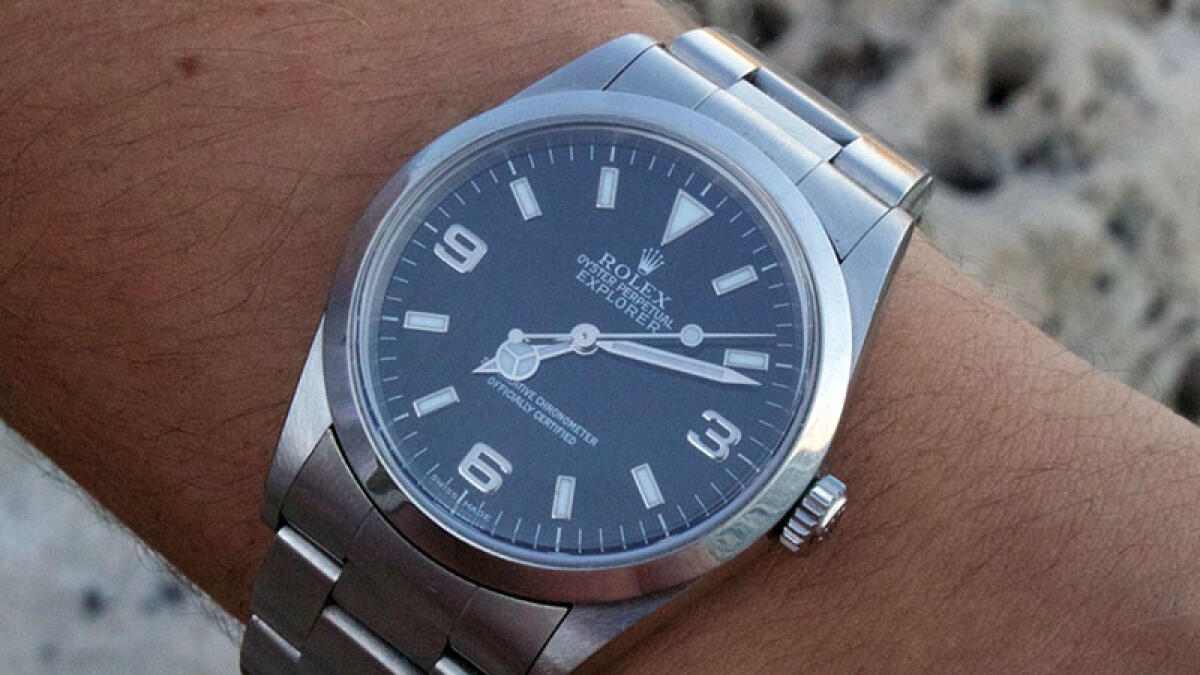 Le strappano il Rolex mentre è con il figlioletto di 7 anni - 
