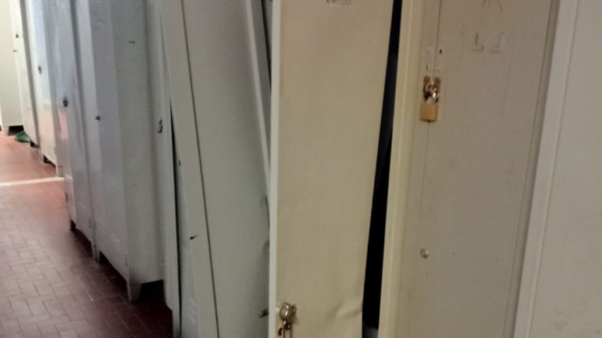 Medico del 118 va negli spogliatoi ma i colleghi si svegliano, poi gli rompono l'armadietto - 