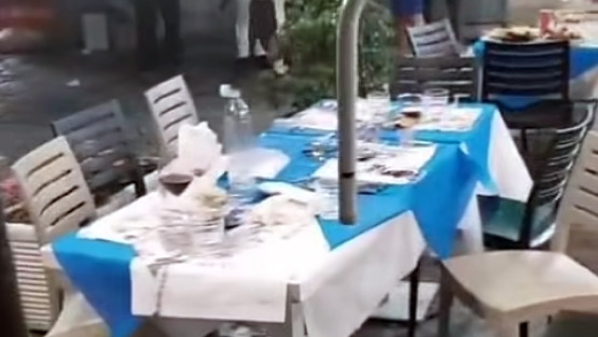 Litigano mentre mangiano ai tavolini della pizzeria: botte da orbi in strada - 