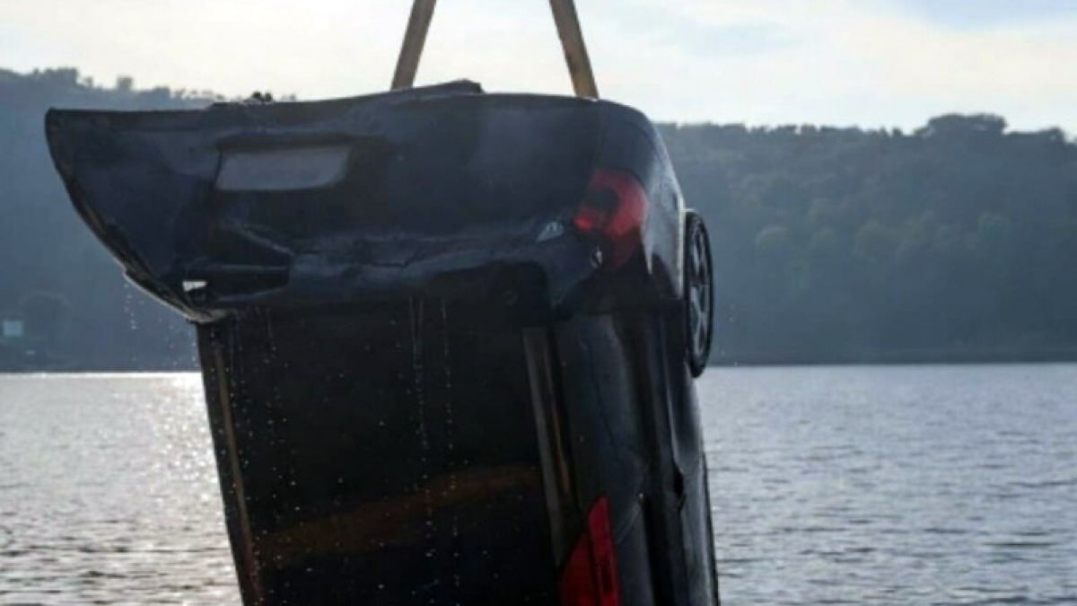 Auto finisce nel lago, donna si lancia e salva gattino all'interno - 