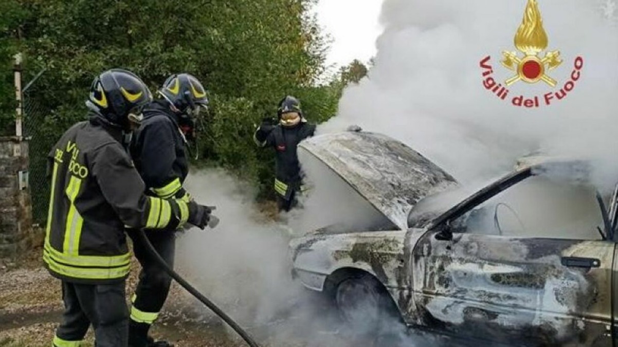 Auto in fiamme, all'interno quattro corpi carbonizzati - 