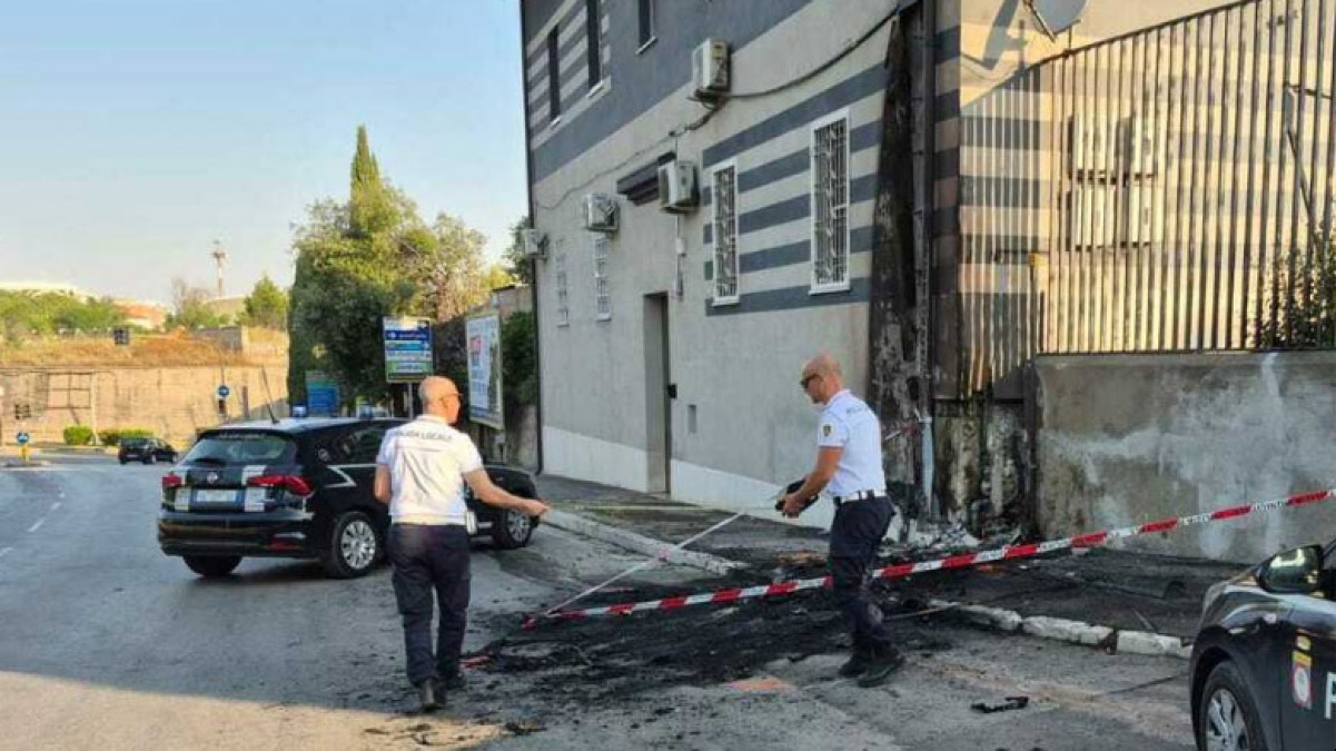 Auto finisce contro un muro e prende fuoco: a bordo quattro ragazzi - 
