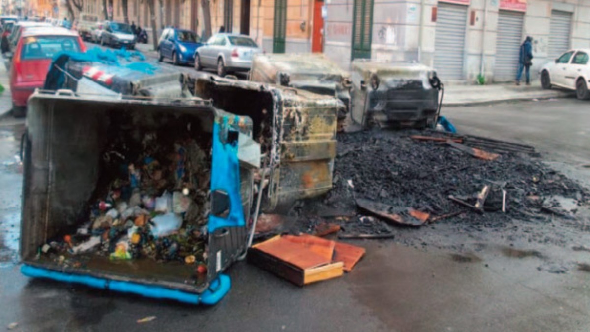 Non raccolgono i rifiuti, i cittadini incendiano i cassonetti - 