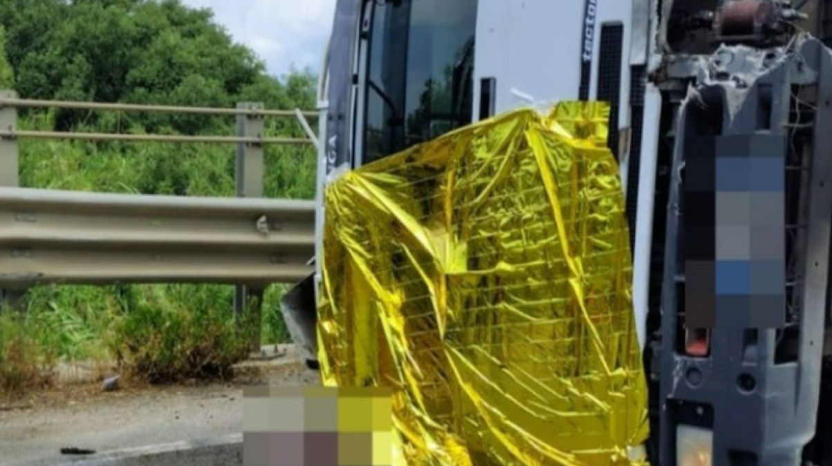 Si ribalta camion, muore il passeggero - 