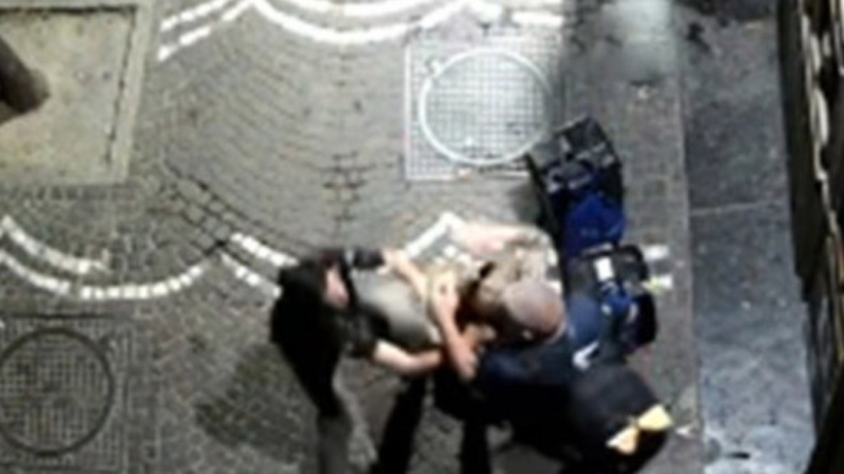 Assalto al turista al Rettifilo: una telecamera riprende tutto - 