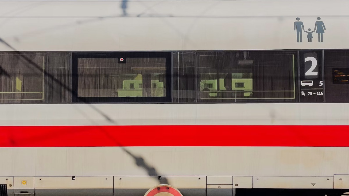 Investiti dal treno diretto a Napoli Centrale: in due gravissimi - 