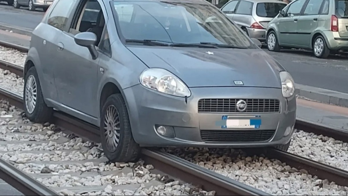 Auto sbaglia strada e finisce sui binari del tram