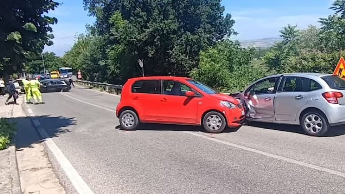 Si schiantano tre auto sulla Statale, tutti i conducenti feriti - 
