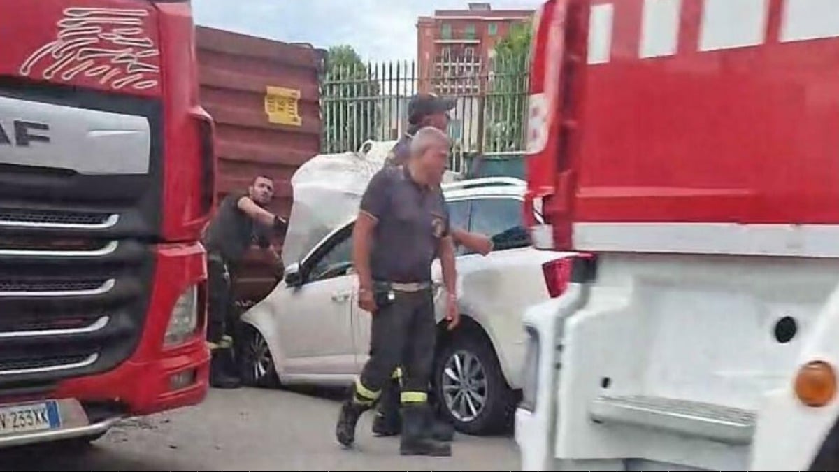 Container cade e schiaccia un'auto - 